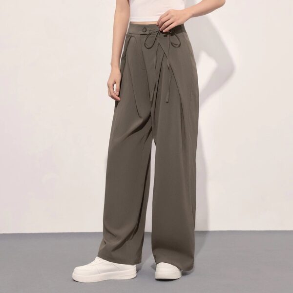Pantalón casual liso con pliegues y lazo