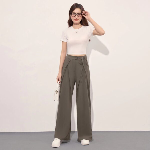 Pantalón casual liso con pliegues y lazo - Image 2