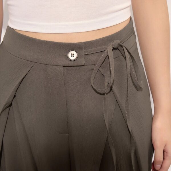 Pantalón casual liso con pliegues y lazo - Image 3
